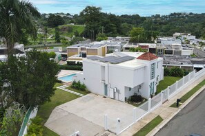 Exterior - Charming 4-bedroom Estate with In-ground pool WiFi in San Juan (Guaynabo)