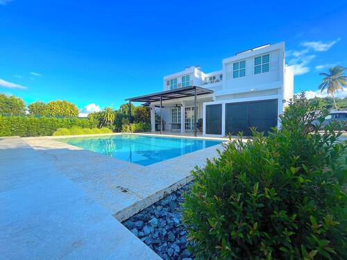 Charming 4-bedroom Estate with In-ground pool WiFi in San Juan