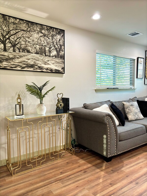 Living area - Charming 3-Bedroom,1-Bath Cozy Getaway with Modern Comforts and a Welcoming Vibe (Austin)