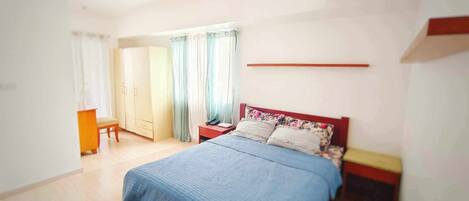 2 bedrooms, iron/ironing board, WiFi, bed sheets