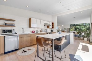 Fridge, microwave, oven, stovetop - Luxury 4000 sqft Home with Gym, Sauna, CityViews (Seattle)