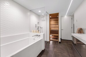 Douche, séchoir à cheveux, serviettes fournies, savon