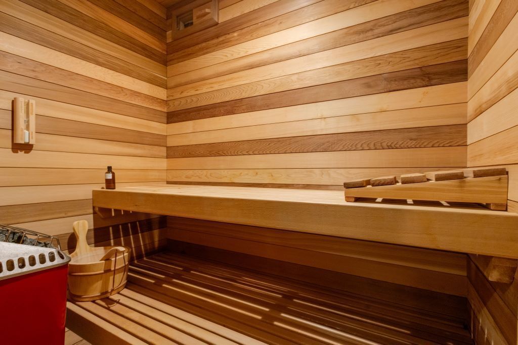 Una sauna con pareti in legno e una panca.