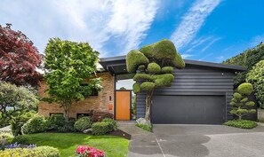 Exterior - Luxury 4000 sqft Home with Gym, Sauna, CityViews (Seattle)