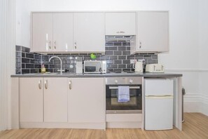 Fridge, microwave, oven, dishwasher - Central Hove 1 Bedroom Flat BN38BRU02 (Brighton and Hove)