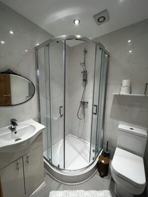 Hårtørrer, håndklæder, Sæbe, Toiletpapir