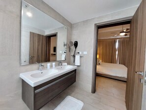 Dusj, hårføner, bidé og håndklær