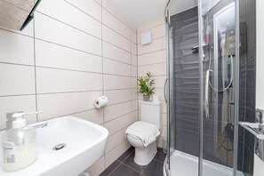 SĂšche-cheveux, serviettes fournies, savon, shampoing
