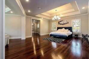 8 bedrooms, iron/ironing board, WiFi, bed sheets