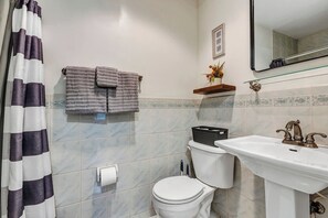 Ducha, secador de pelo, toallas y jabón