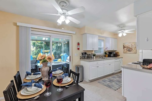 Cozy 4/3, Patio, King Bed, Bunk Room + Water Park!