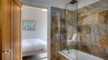 Room 3 | Bathroom | Hair dryer, towels, soap, shampoo