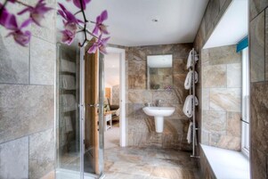 Room 2 - Pet Friendly | Badezimmer | Haartrockner, Handtücher, Seife, Shampoo