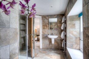 Klassieke tweepersoonskamer | Badkamer | Een haardroger, handdoeken, zeep, shampoo