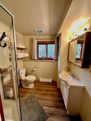 Douche, sèche-cheveux, serviettes fournies, savon