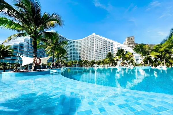 4 outdoor pools