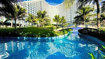 4 outdoor pools