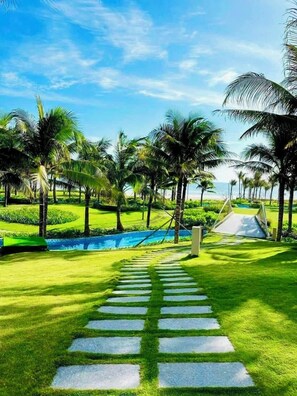 4 outdoor pools