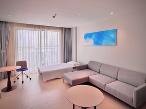 Familiestudio-suite - delvis havudsigt | Opholdsområde | 3-tommers smart-tv med satellitkanaler