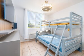 3 Schlafzimmer, Schreibtisch, Bügeleisen/Bügelbrett, Reisekinderbett