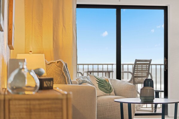 Smart TV, table tennis - NSB Direct Ocean View - Cozy 2-bedroom condo with Pool and AC (New Smyrna Beach)