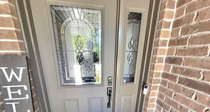 Stonetown Stay. Relaxing retreat in St. Marys. Amazing fireplace and pool table.