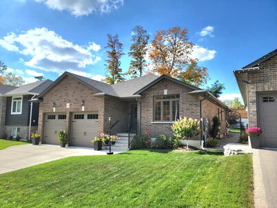 Stonetown Stay. Relaxing retreat in St. Marys. Amazing fireplace and pool table.