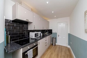 Geladeira, micro-ondas, fogão, lava-louças