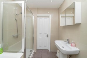 Secador de cabelo, toalhas de banho, sabonete, shampoo