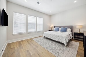 4 bedrooms, desk, WiFi, bed sheets - 4-Story Houston Home with Rooftop Deck (Houston)