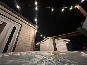Outdoor spa tub - Hot Tub, Game Room, AC, Dog Friendly (Anaconda)