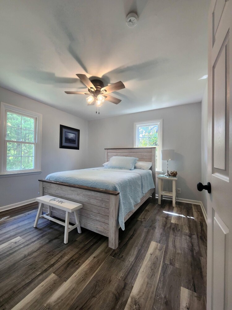 Charming 3bedroom house with AC and WiFi in Grand Rivers. Grand