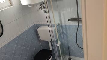 Douche, sĂšche-cheveux, serviettes fournies, savon