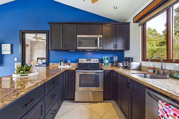 Een koelkast, een magnetron, een oven, een kookplaat