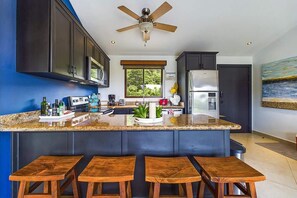 Kjøleskap, mikrobølgeovn, ovn og kokeplater