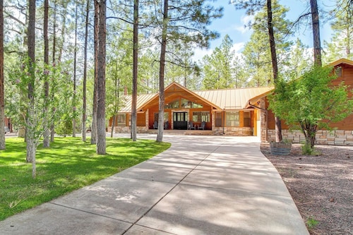 Beautiful and Relaxing 3-Bedroom Cabin nestled up to the National Forest. 