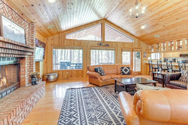 Una Smart TV, una chimenea, videojuegos