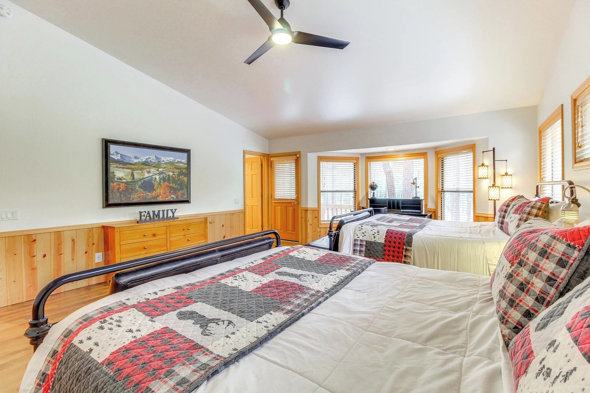 3 عدّة غرف نوم ومكتب وسرير سفر وواي فاي