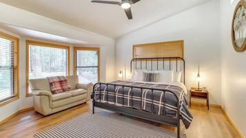 3 bedrooms, desk, travel crib, WiFi