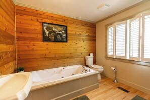 Shower, shampoo - 5BR Riverfront Retreat w/ Firetable, BBQ, and Deck (Orangeville)
