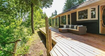5BR Riverfront Retreat w/ Firetable, BBQ, and Deck