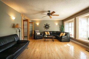 Smart TV, fireplace, offices - 5BR Riverfront Retreat w/ Firetable, BBQ, and Deck (Orangeville)