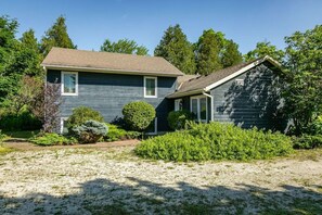 Exterior - 5BR Riverfront Retreat w/ Firetable, BBQ, and Deck (Orangeville)