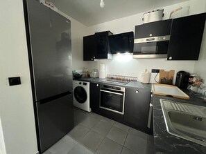 冷蔵庫、電子レンジ、オーブン、コンロ