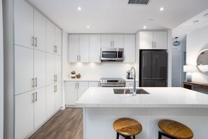 Fridge, microwave, oven, stovetop - Amazing 2BR/2BA Resort Condo w/ Balcony & Parking! (Innisfil)