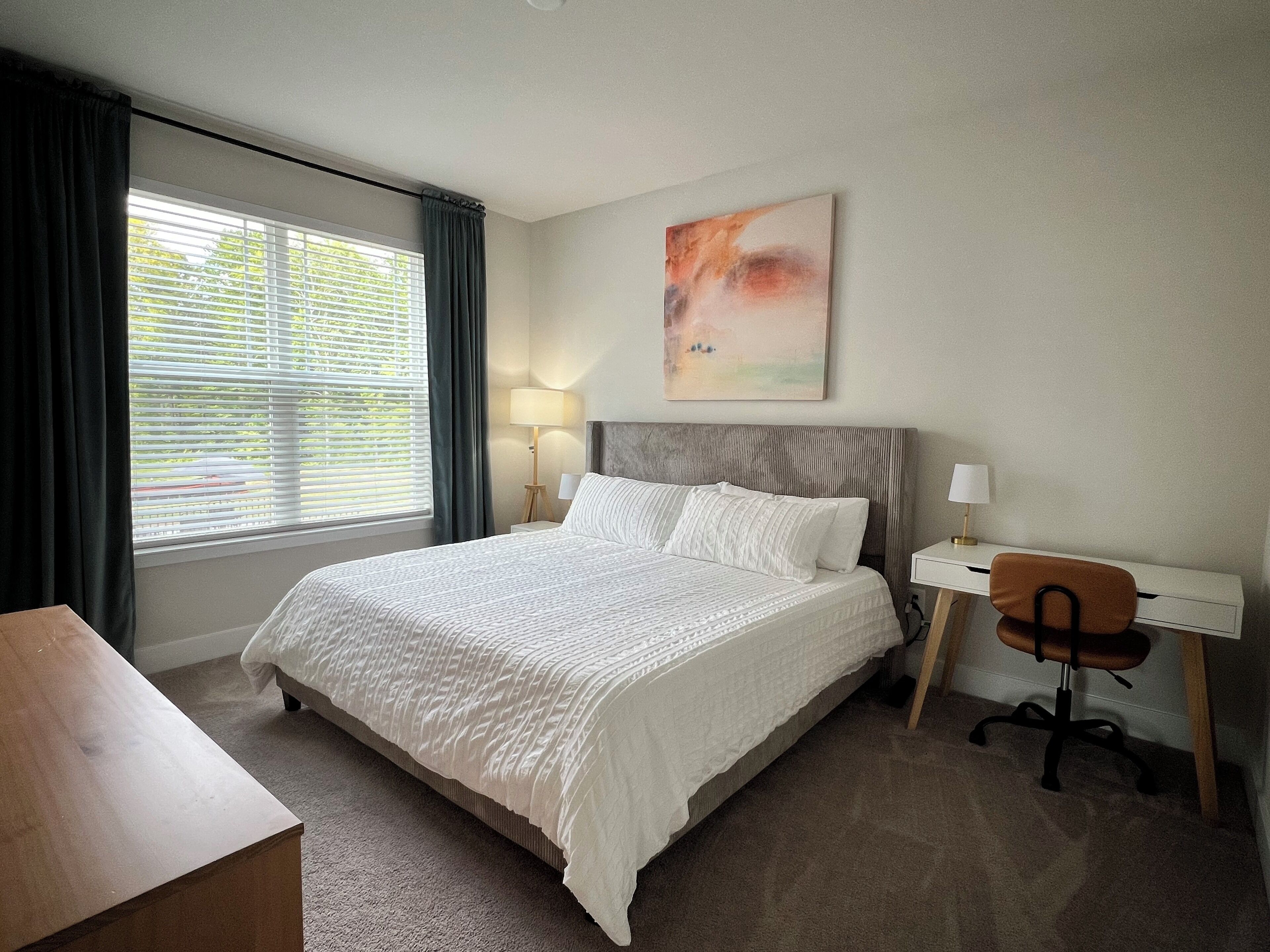 Bright, Airy & Modern 1BR with King Bed & Free Parking