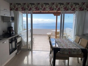 Suite, Ocean View | Private kitchen | Full-size fridge, microwave, oven, stovetop