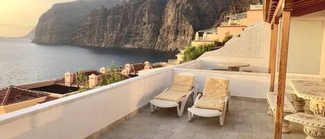 Deluxe Suite, Beach View | Terrace/patio