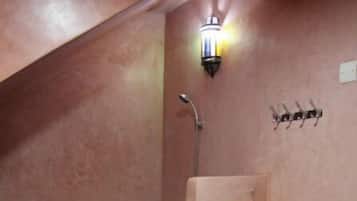 Serviettes fournies, savon, papier toilette