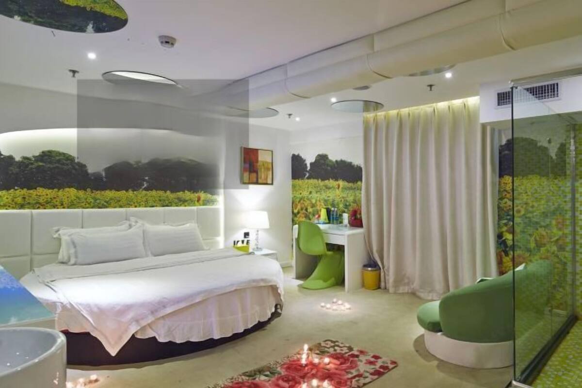 Un dormitorio moderno con cama, escritorio y silla.